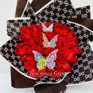 gran corazón imperial de lujo: rosas rojas, ferrero rocher y mariposas doradas