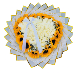 corazón imperial de girasoles y rosas blancas – lujo vibrante