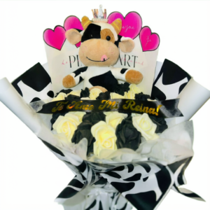 bouquet "realeza moo ra" – edición vaquita queen con rosas bicolores & corazones románticos